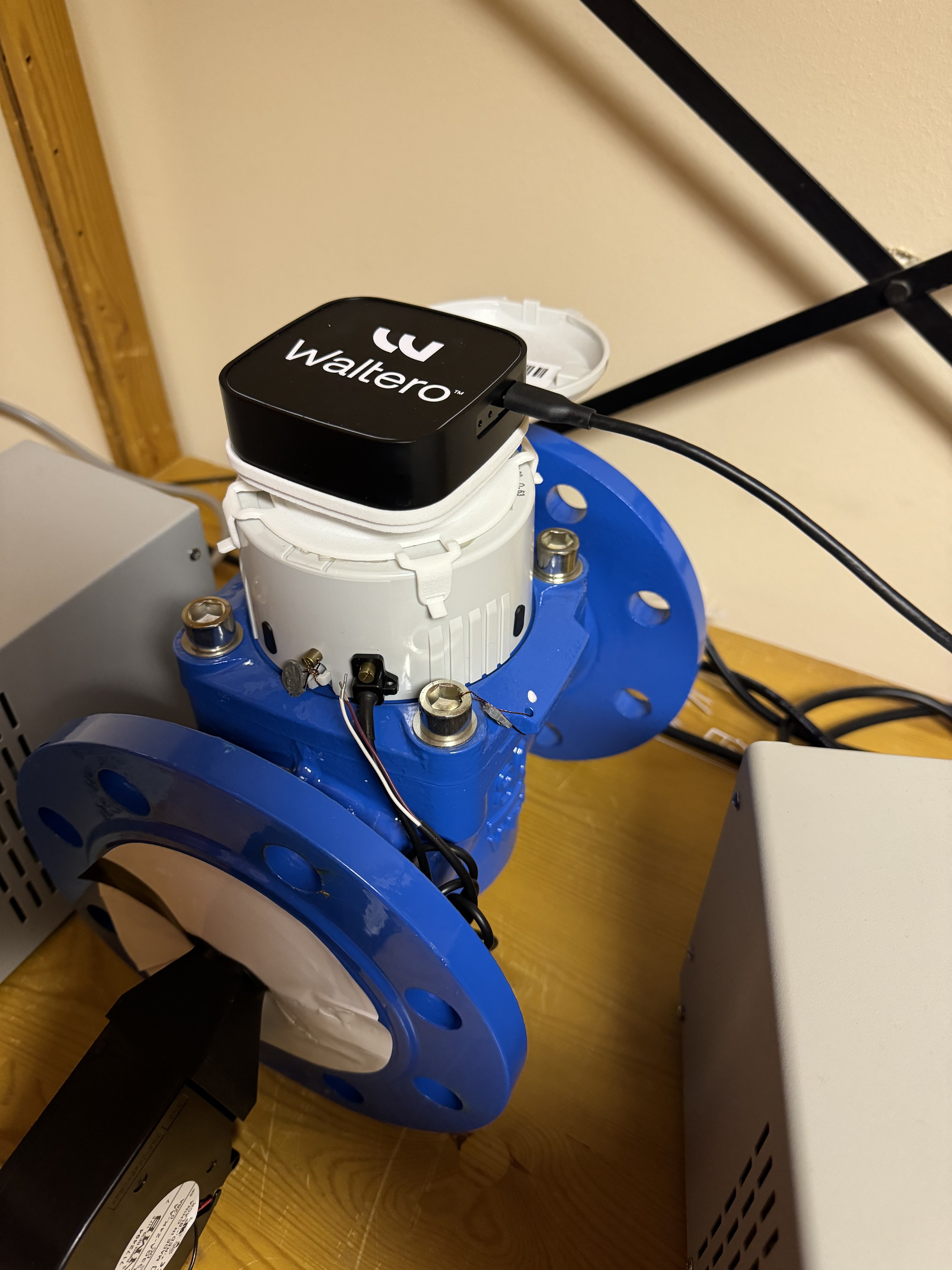 W-Sensor seated on the mount with the Waltero logo aligned to the meter digits